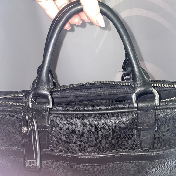 Tumi 16" Saffiano Leather Business Briefcase Commuter Messenger Bag Black Strap - Picture 13 of 16